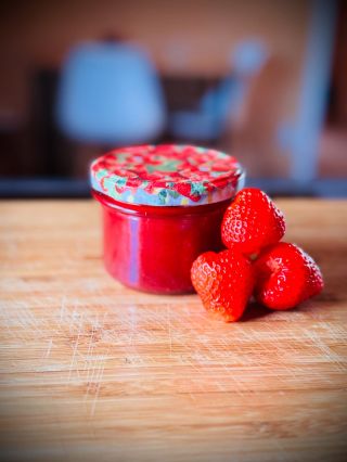 Jahodová🍓 marmeláda od babičky a gůglu. Všechno jsme smíchali dohromady, přihodili špetku babiččina kouzla 🧙 , nejlepší...